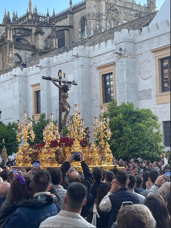 A paso approaching through the crowd